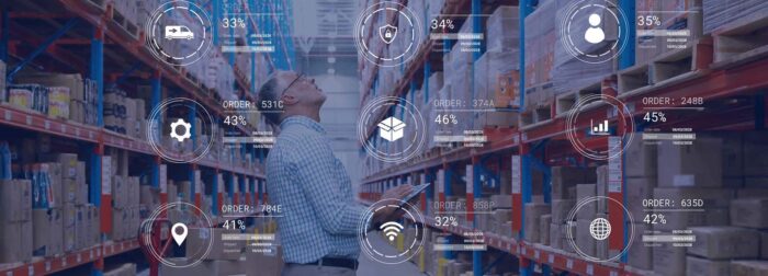 Persona che sta facendo l'inventario del magazzino e dati che compaiono in primo piano